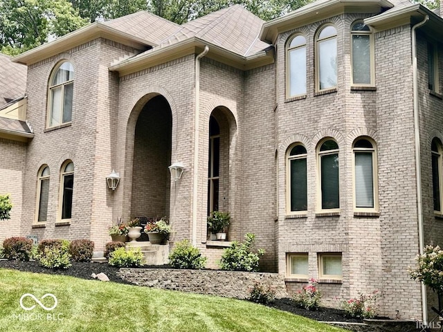 view of front of property featuring a front yard