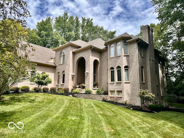 view of front facade with a front lawn