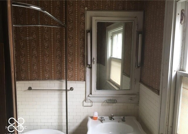 3358 Ruckle St, Indianapolis, IN 46205 - bathroom with tile walls