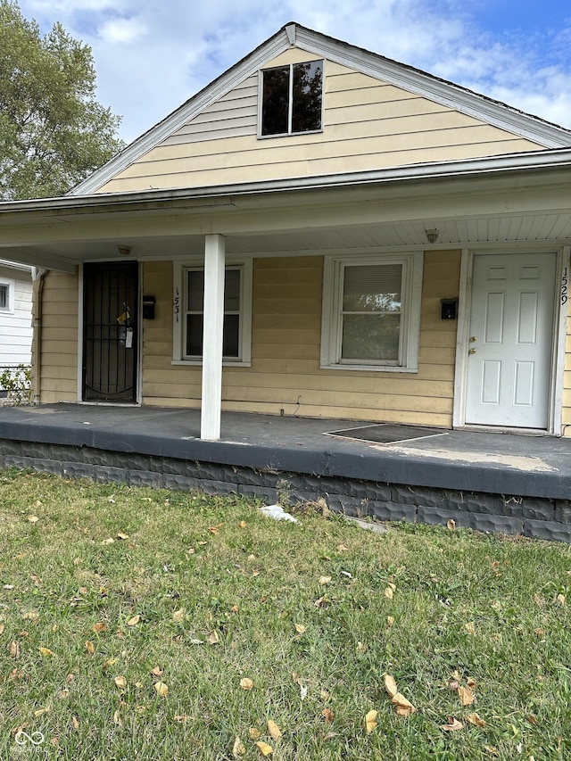 view of front of house featuring a front lawn and covered porch