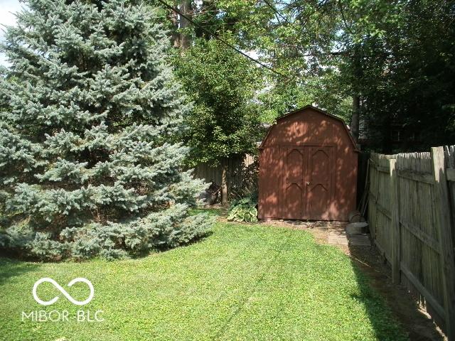 view of yard featuring a storage shed