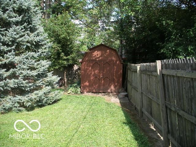 view of yard featuring a storage unit