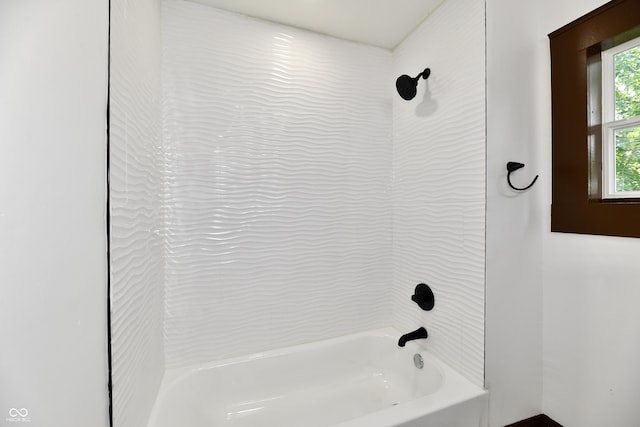 bathroom featuring tiled shower / bath