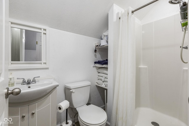 bathroom with curtained shower, vaulted ceiling, and toilet