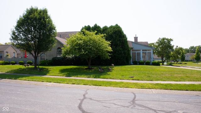 view of front facade featuring a front yard