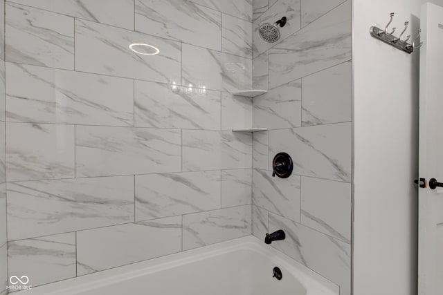 bathroom with tiled shower / bath combo