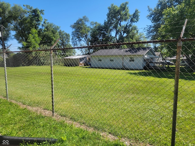 view of yard featuring a shed