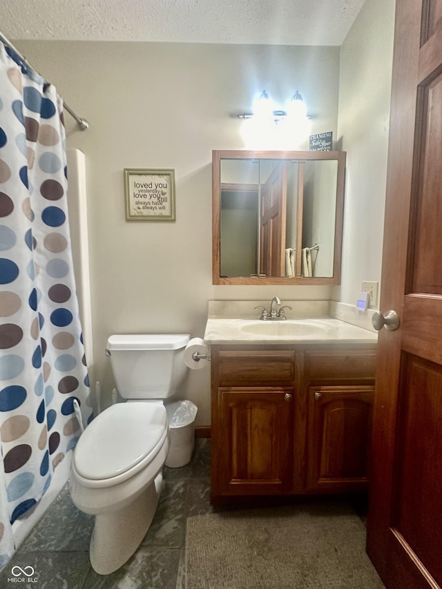 full bath featuring a shower with shower curtain, vanity, toilet, and a textured ceiling