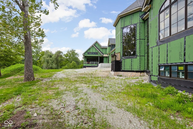 view of yard featuring driveway