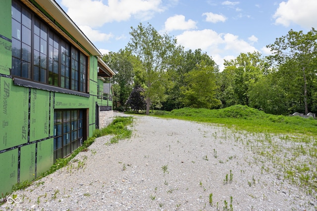 view of yard featuring driveway