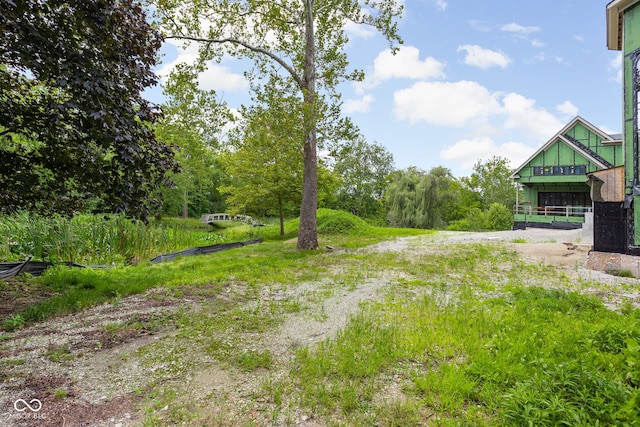 view of yard with driveway