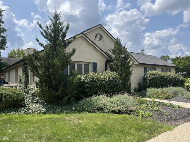 view of front of house featuring a front yard