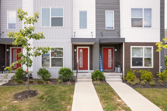 townhome / multi-family property featuring a front yard