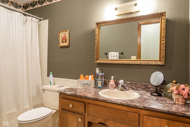 full bath with curtained shower, wallpapered walls, toilet, and vanity