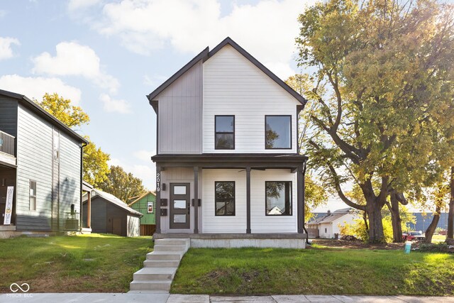 view of front of property featuring a front yard