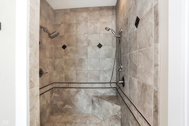 bathroom featuring a tile shower