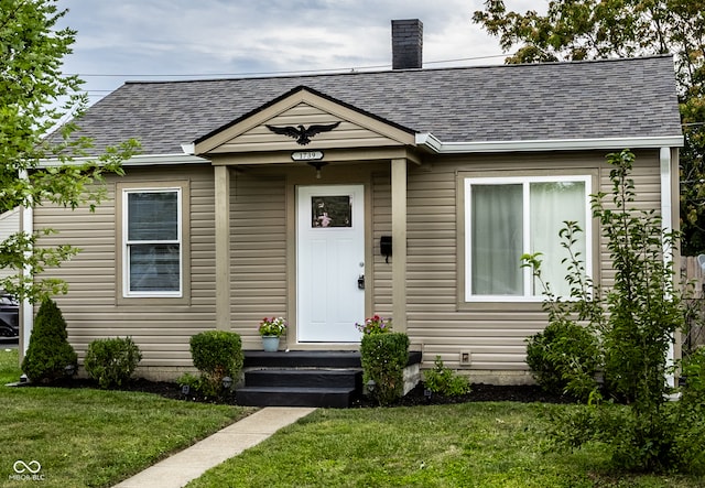 view of front of property featuring a front yard