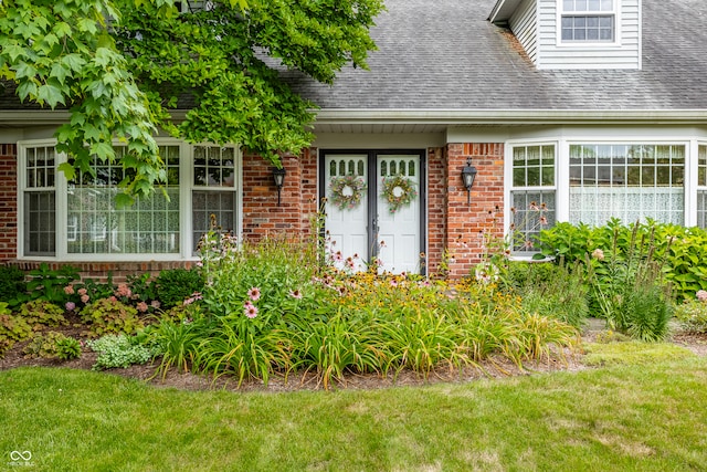 property entrance featuring a lawn