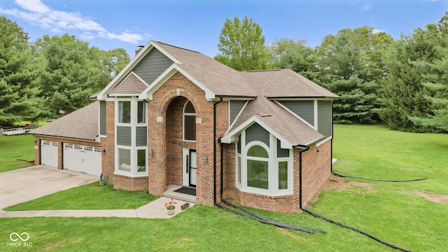 view of front of house featuring a front lawn and a garage