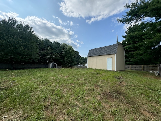 view of yard with a storage shed