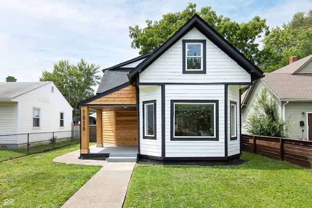 view of front facade featuring a front yard