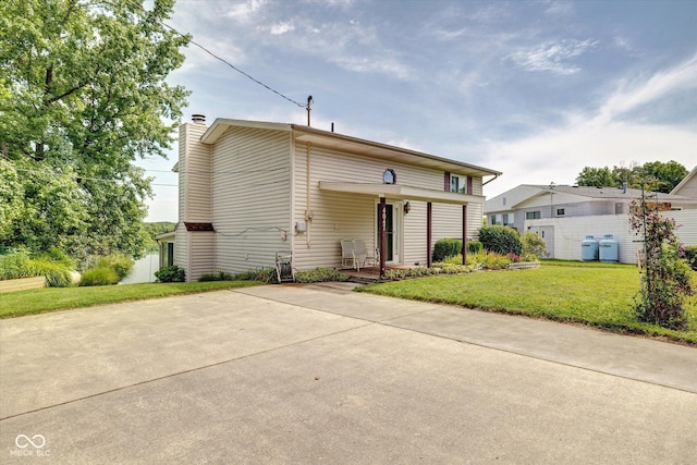 view of front of house featuring a front lawn