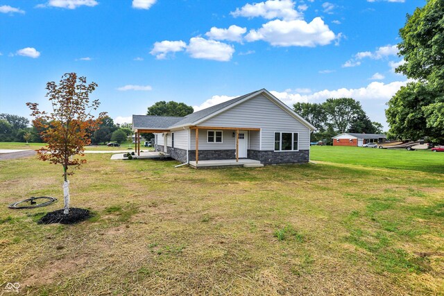 view of front of home featuring a front lawn