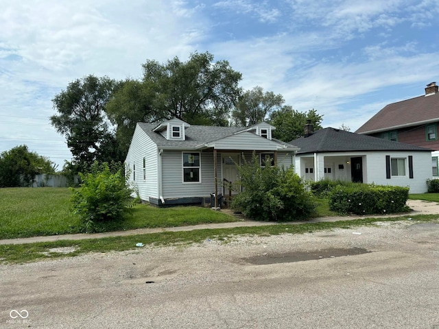 view of front of home featuring a front yard