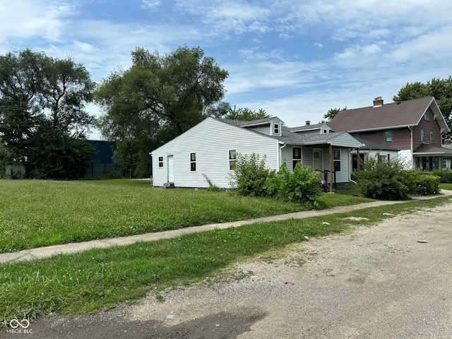 view of front of property featuring a front lawn