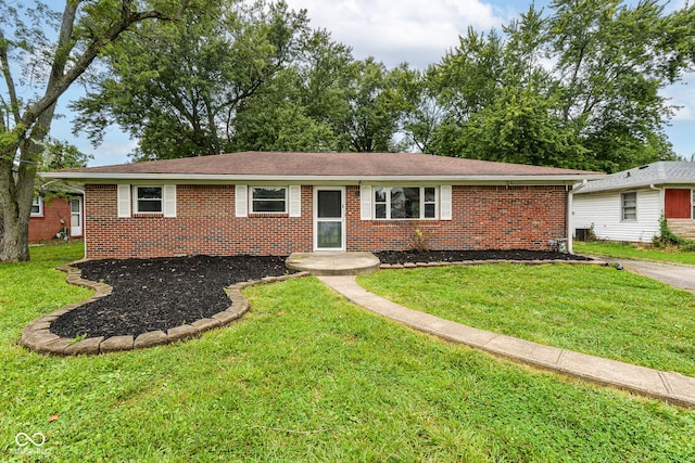 ranch-style home featuring a front lawn