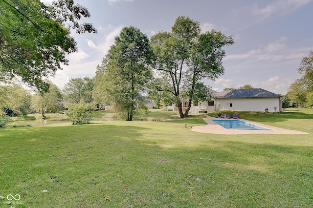 view of yard featuring an outdoor pool