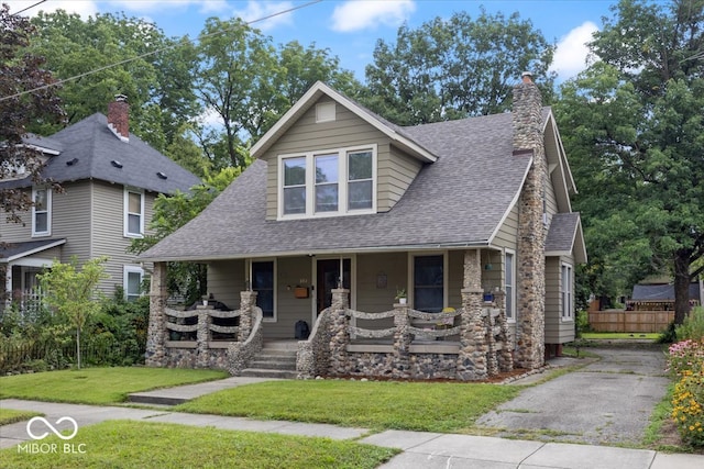 view of front facade with a porch and a front lawn