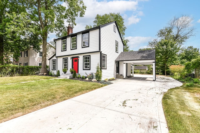 colonial home featuring a front yard