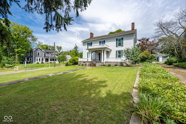 view of front facade featuring a porch and a front yard