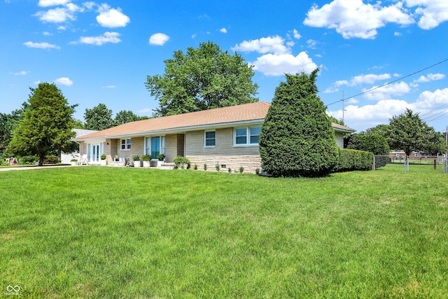 single story home featuring a front lawn