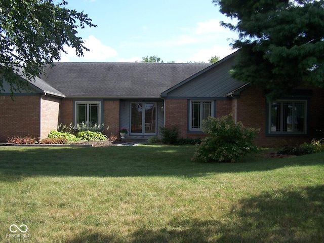 view of front of property featuring a front lawn