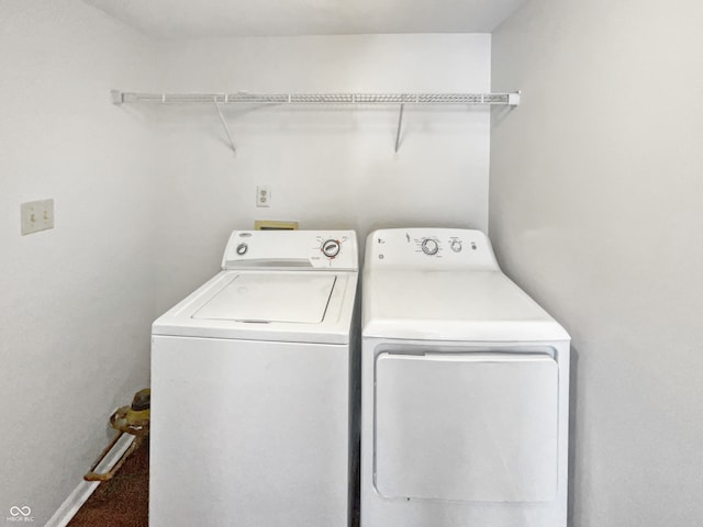 washroom featuring washing machine and clothes dryer