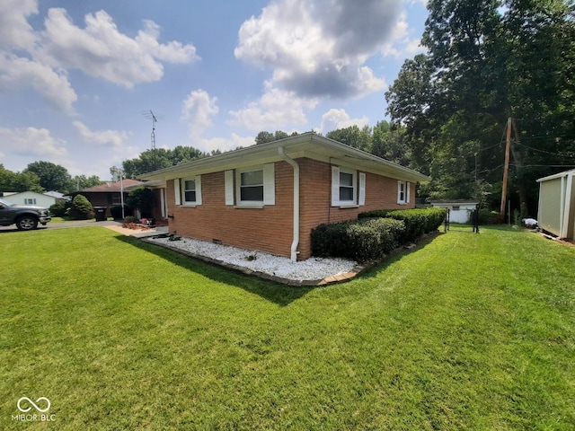 view of side of property featuring a lawn