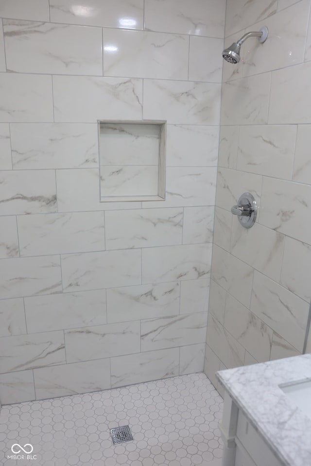 bathroom featuring a tile shower