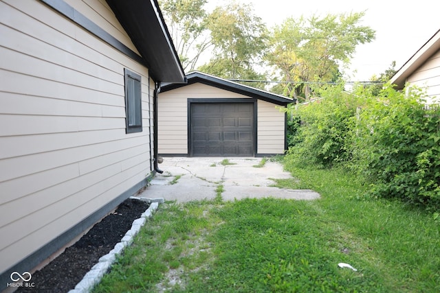 view of yard featuring a garage and an outdoor structure