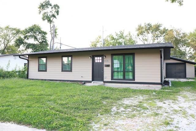 view of front of house featuring a garage and a front yard