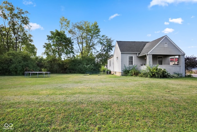 view of front of house featuring a front lawn