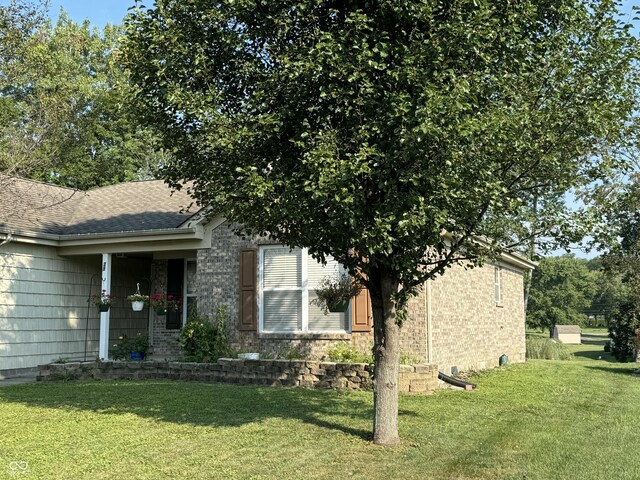 view of front of house with a front lawn