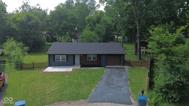 view of front of property featuring a front yard