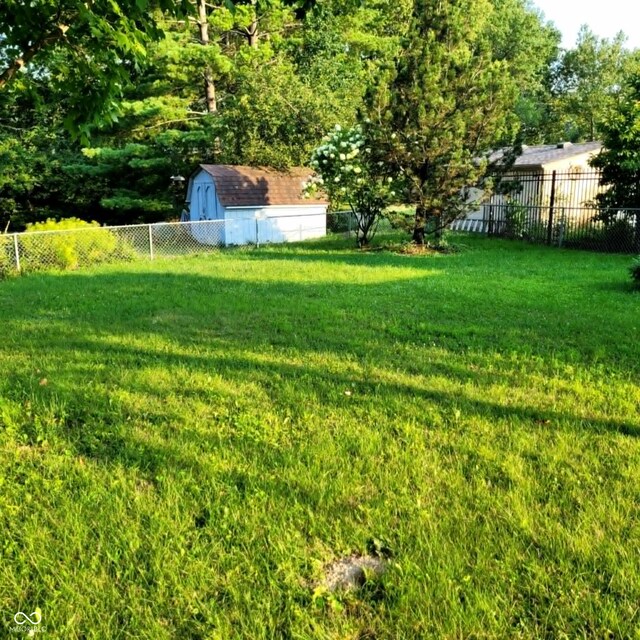 view of yard featuring a storage unit