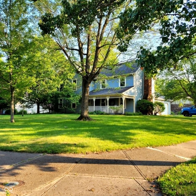 view of front of property featuring a front lawn