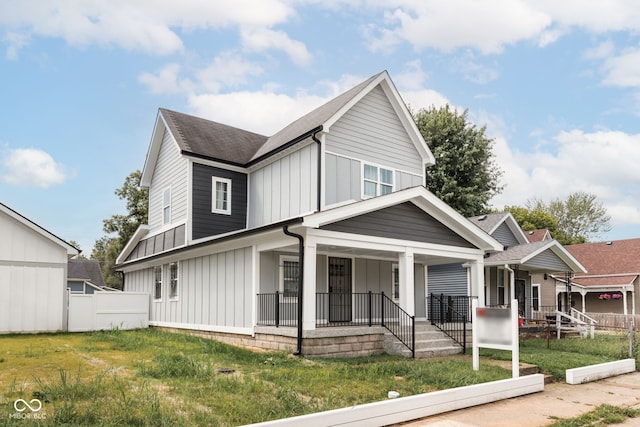 view of front of property featuring a front lawn and a porch