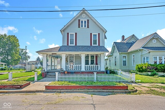 view of front of property featuring a front lawn and a porch