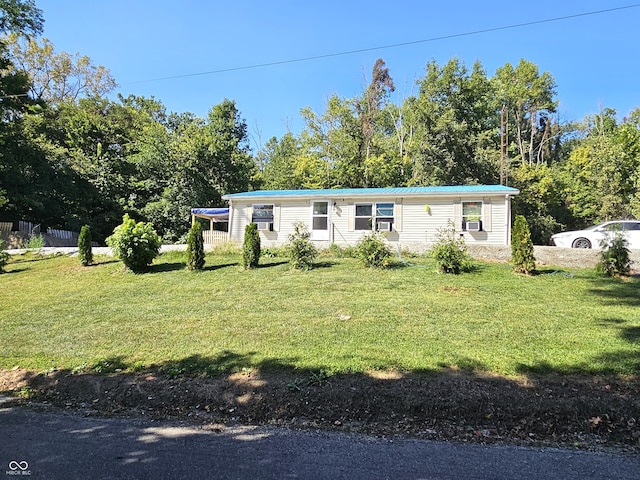 manufactured / mobile home with a front yard