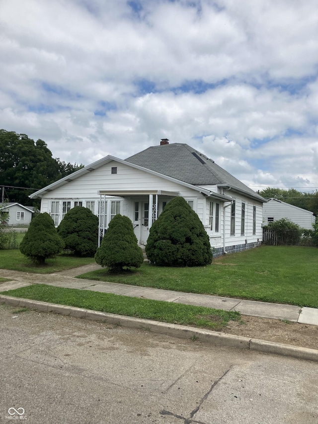 view of front facade with a front lawn